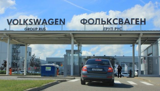 Компания Volkswagen закрывает производства в России из-за нехватки комплектующих из Европы