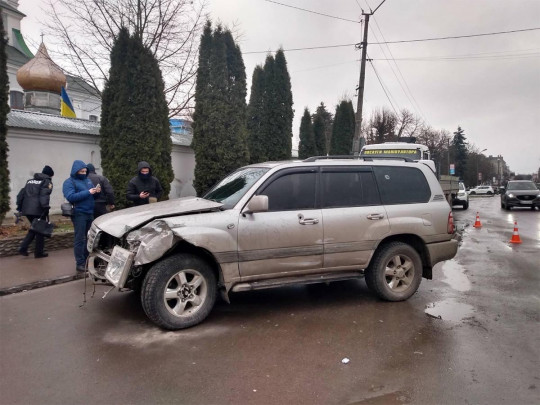 Неадекват устроил стрельбу из автомата возле ночного клуба под Ровно: один человек убит