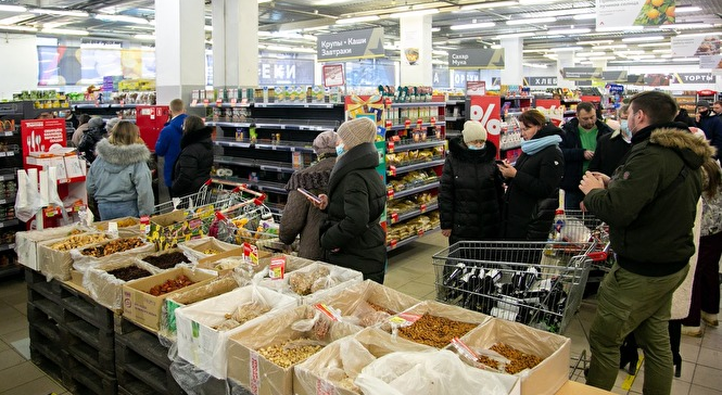 В Екатеринбурге сотни людей часами стоят в очереди за едой в магазине, объявившем 50% скидки