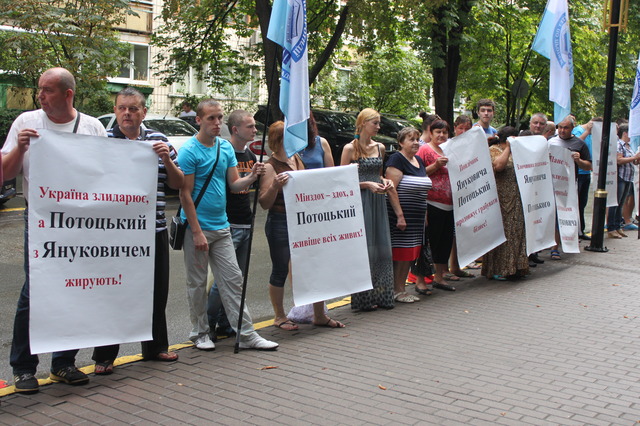 Начальник налоговой милиции Киева Сергей Потоцкий по-прежнему собирает деньги в пользу «семьи» Януковича