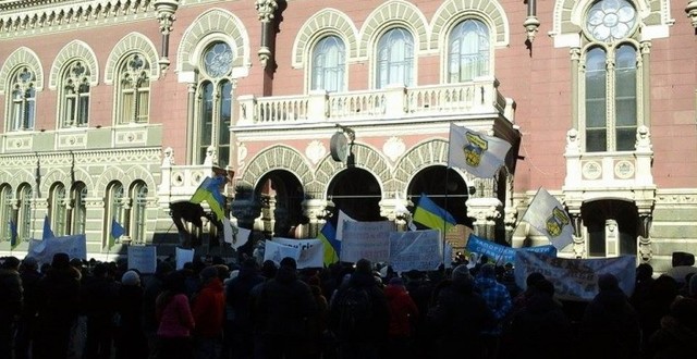 На митинг за отставку Гонтаревой и Яценюка под Нацбанк вышли больше 500 человек