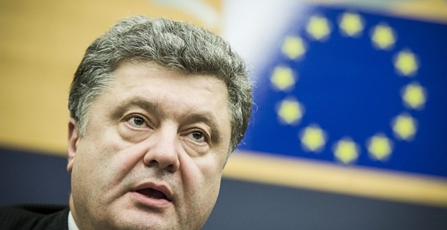 Порошенко присвоил статус послов своим помощникам и обеспечил им международный иммунитет