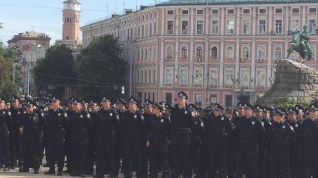 Киев патрулирует полицейский-великан