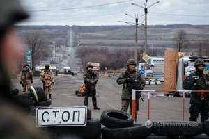 Перемирие: десантники борются с контрабандой, сепаратисты скупают гривню и дома