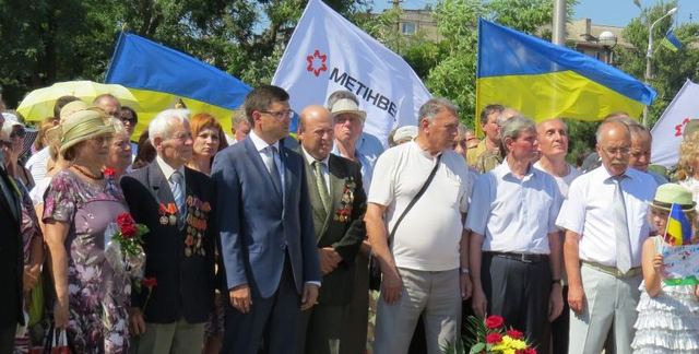 В Мариуполе на открытии памятника олигарху Владимиру Бойко участники мероприятия встали на колени