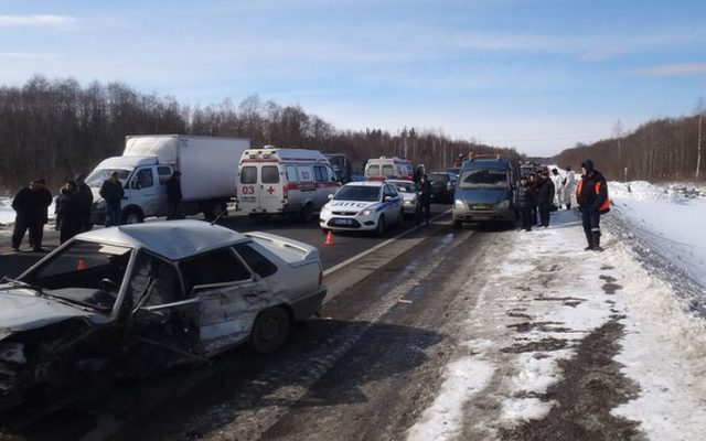 В РФ грузовик растрощил автобус с детьми: 12 погибших, десятки раненых