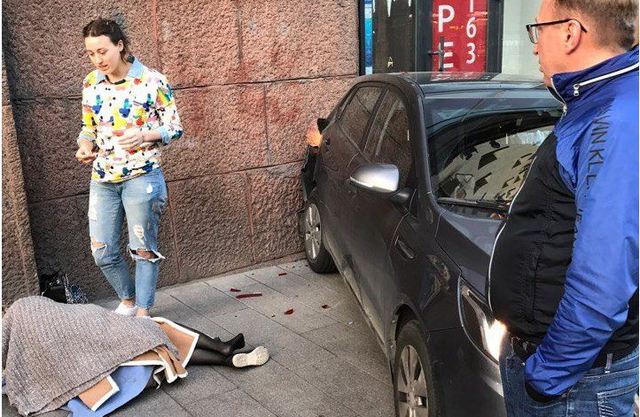 В Москве водитель сбил на тротуаре девушку и вместо помощи начал на нее орать