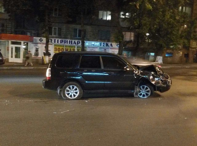 В Киеве пьяная автоледи гоняла по тротуару, снесла несколько бордюров и врезалась в Renault