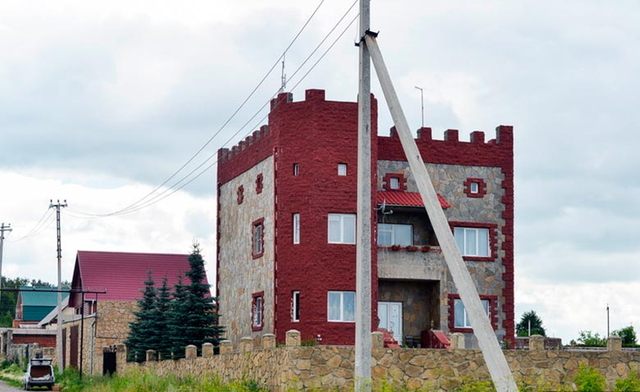 Обнаружен особняк чебаркульского полицейского, «крышевавшего» сеть казино