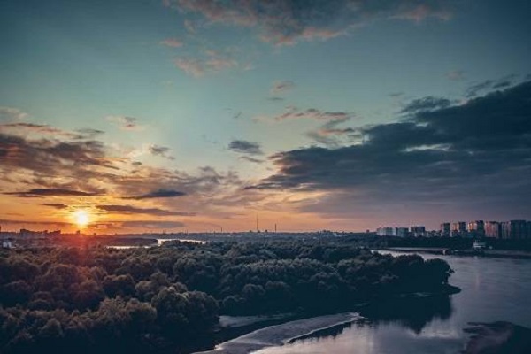 Жители Омска пожаловались на неприятный запах, причиной которого стали незаконные химические выбросы