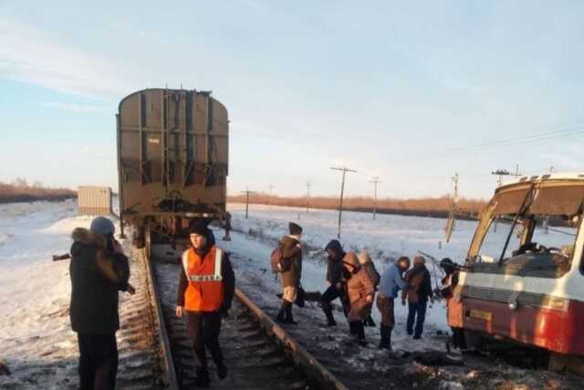 В Алтайском крае поезд протаранил пассажирский автобус, пострадали люди