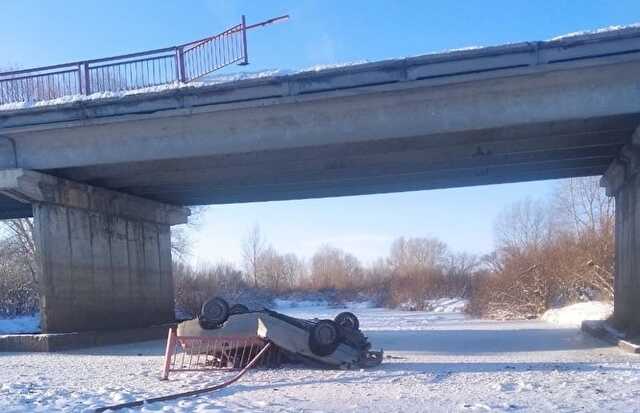 В Челябинской области автомобиль вылетел в реку, водитель погиб