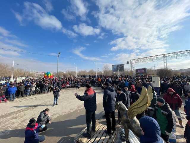 Протестующие в Жанаозене решили оставаться на площади до полной смены власти