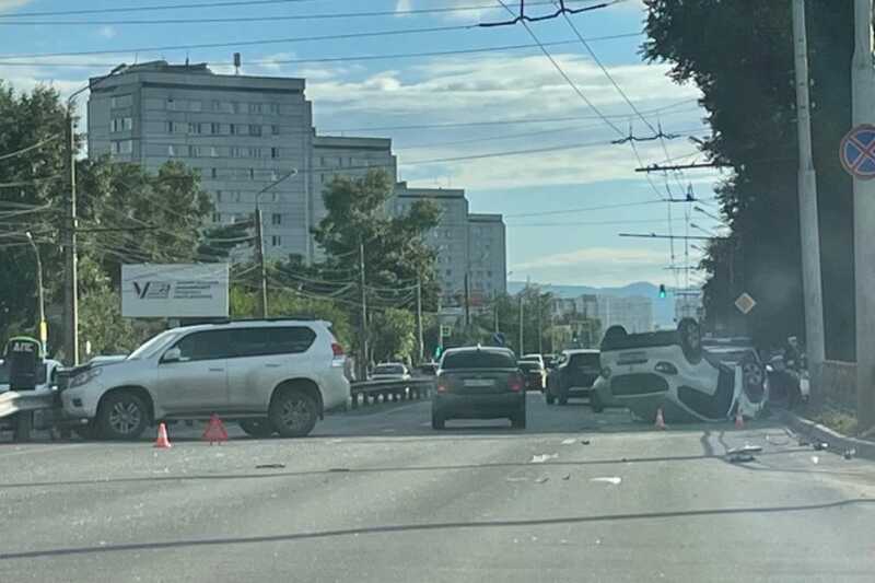 Переворот на перекрестке. В Красноярске произошло ДТП с тремя автомобилями