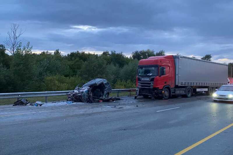 Под Новосибирском водитель «ВАЗ-2111» погиб в ДТП с двумя грузовиками