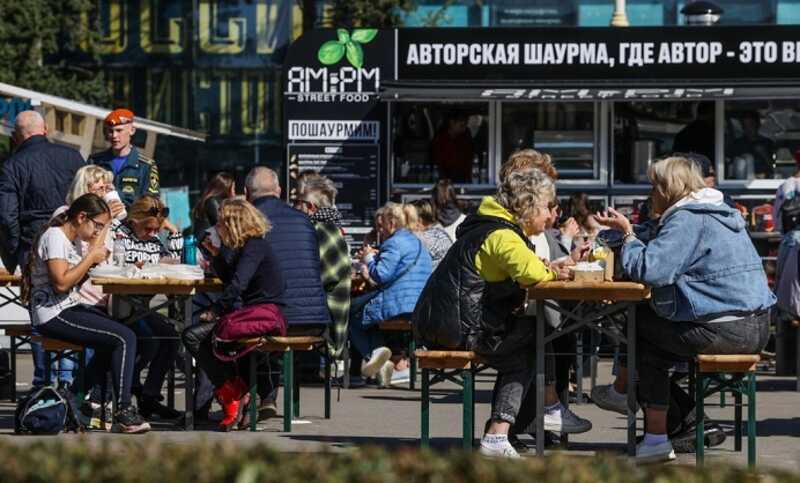 Двое мужчин устроили погром в кафе на Патриарших прудах в Москве