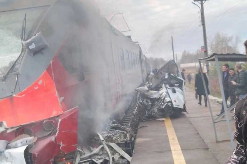 В Нижегородской области маршруты поездов изменили из-за смертельного ДТП: На переезде грузовик врезался в вагон