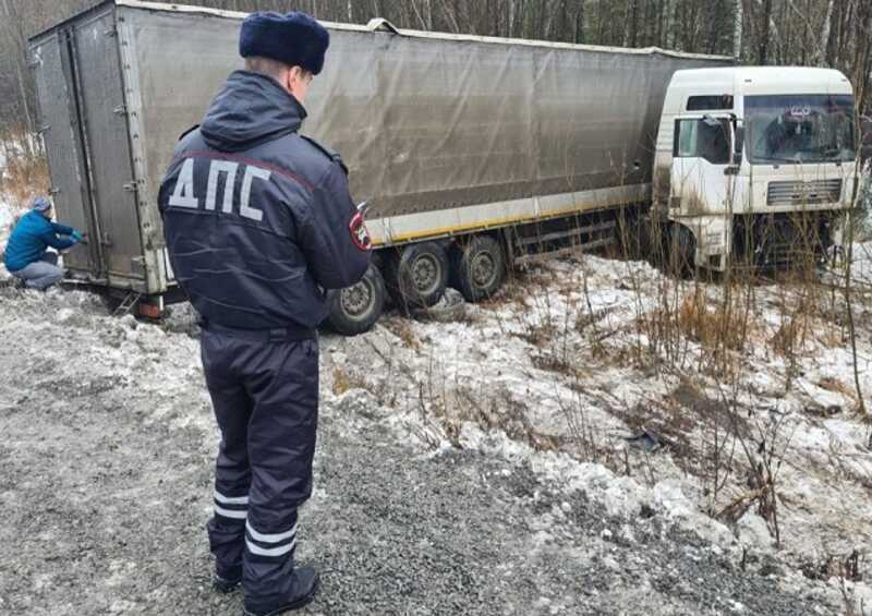 На Урале водитель грузовика вылетел с дороги в кювет. Он скончался на месте
