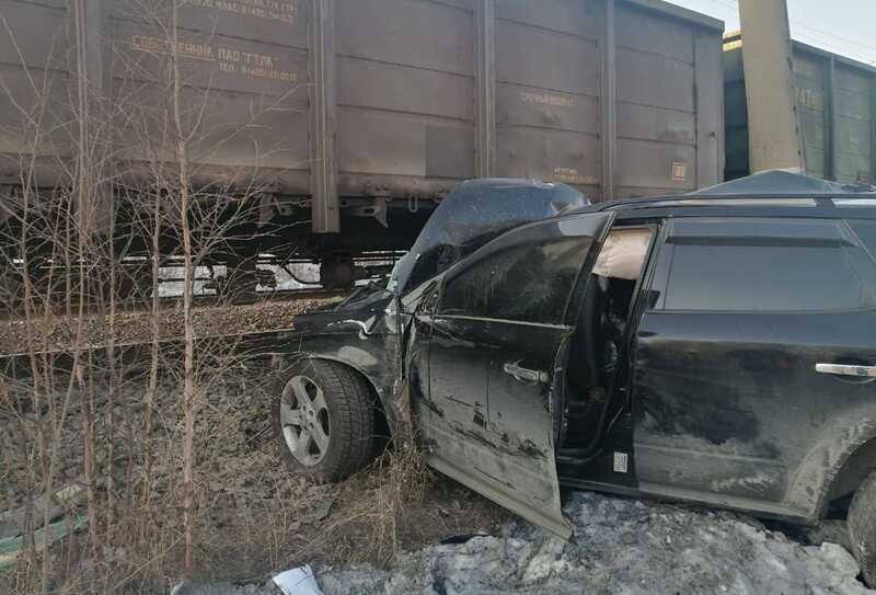 После столкновения автомобиля с грузовым поездом в Забайкалье сошли с рельсов 20 вагонов