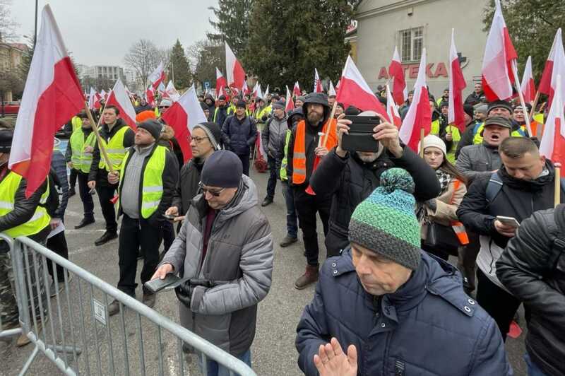 В Польше с раннего утра начались обширные протесты фермеров