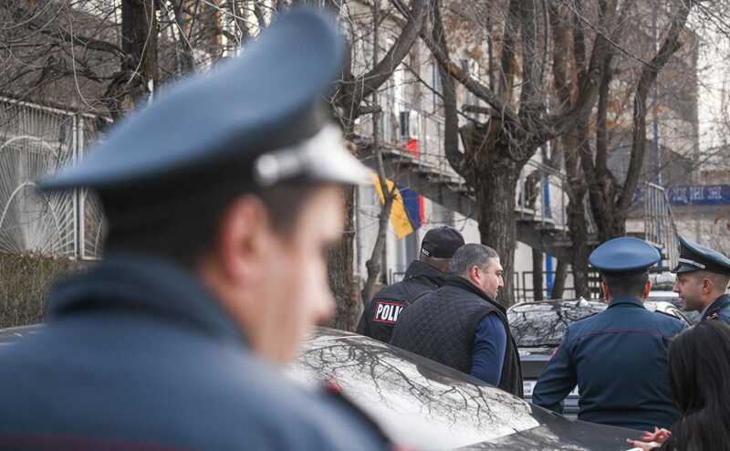 В Ереване полиция начала вести переговоры с вооруженным мужчиной, захватившим участок