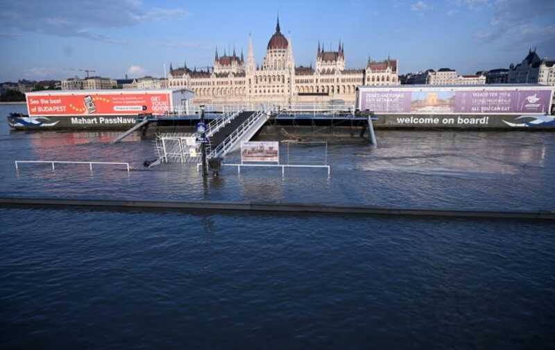 В Будапеште Дунай переполнил берега и затопил венгерский парламент