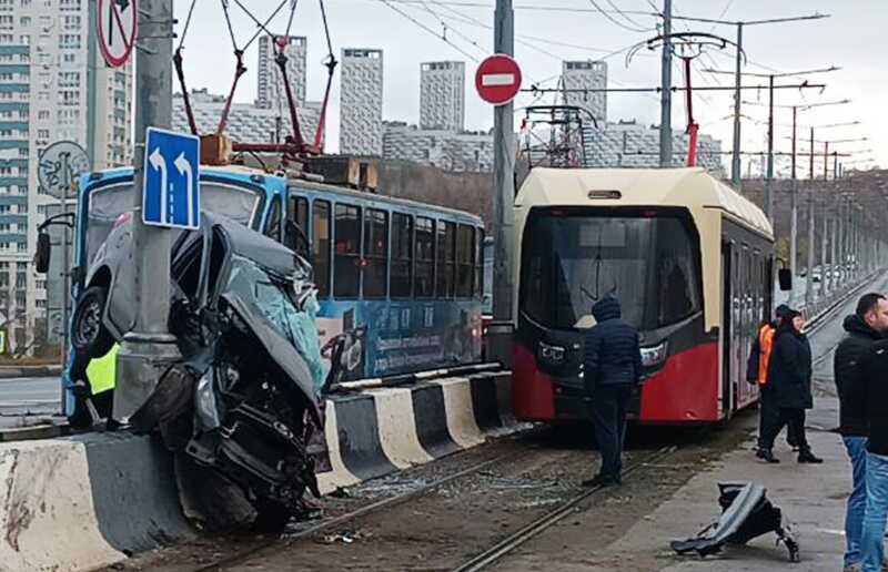 В Нижнем Новгороде трамвай сбил Lada Granta, автомобиль оказался размятым об столб