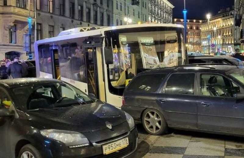 Водитель попавшего в Питере в ДТП автобуса попал в реанимацию