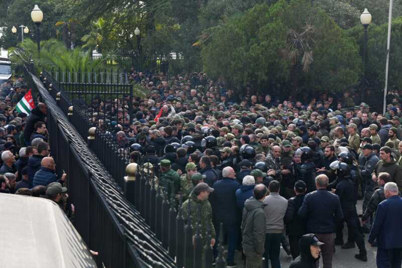 Президент Абхазии покинул здание администрации на фоне протестов против договора с Россией