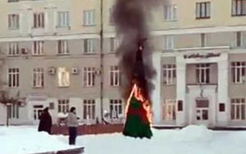 В Новокузнецке подросток поджег новогоднюю ёлку возле здания администрации