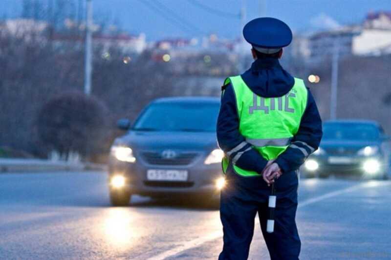 В Санкт-Петербурге водитель прокатил на капоте сотрудника ГИБДД