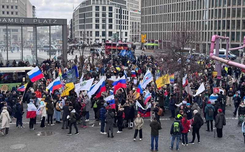 Марш российской оппозиции в Берлине: участники скандируют «Россия без Путина»