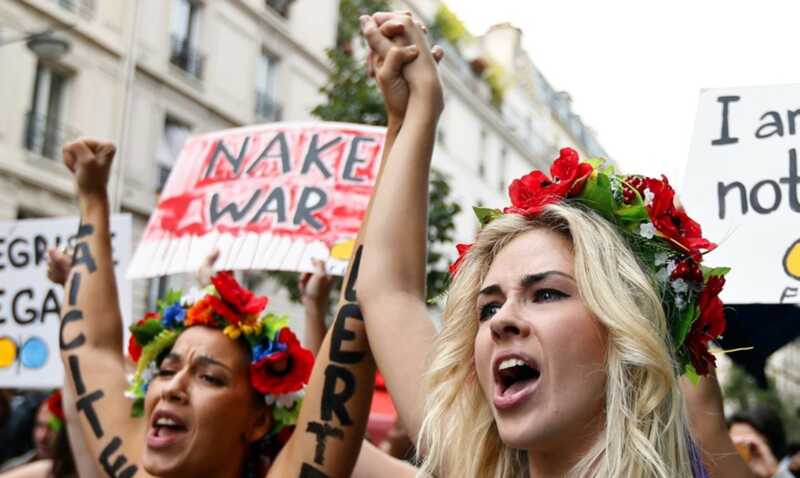 Участницы движения Femen провели акцию протеста в Париже