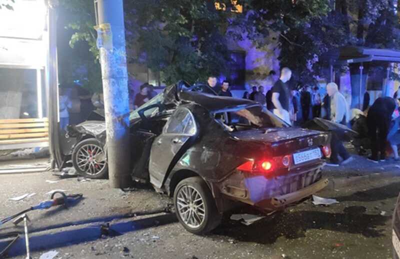 В Нижнем Новгороде автомобиль врезался в остановку после аварии