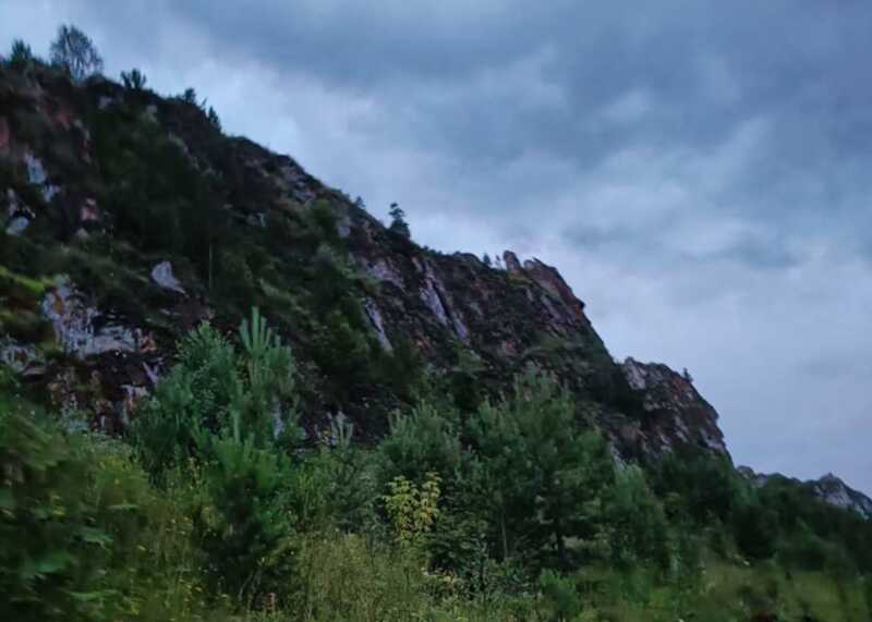 На территории Челябинской области во время фотосессии девушка упала с обрыва высотой 100 метров