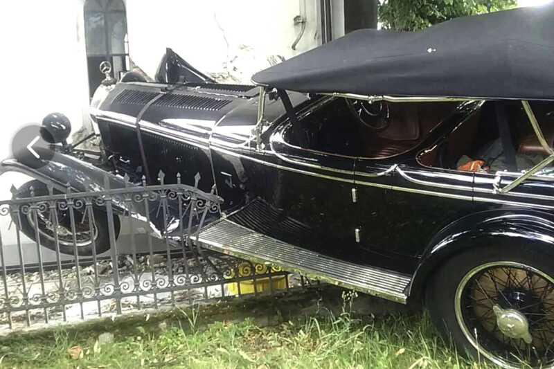 В Словакии раритетный Mercedes-Benz врезался в забор, а затем в стену часовни