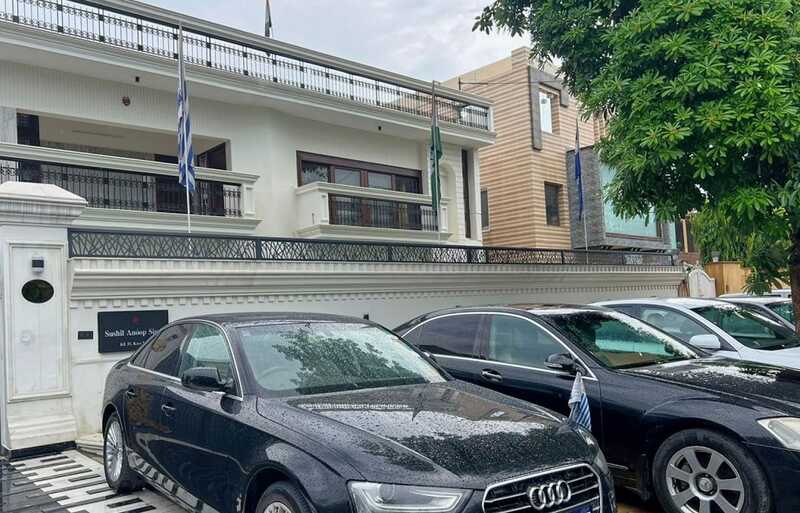 В Индии мужчина создал фиктивное посольство и обманывал соотечественников