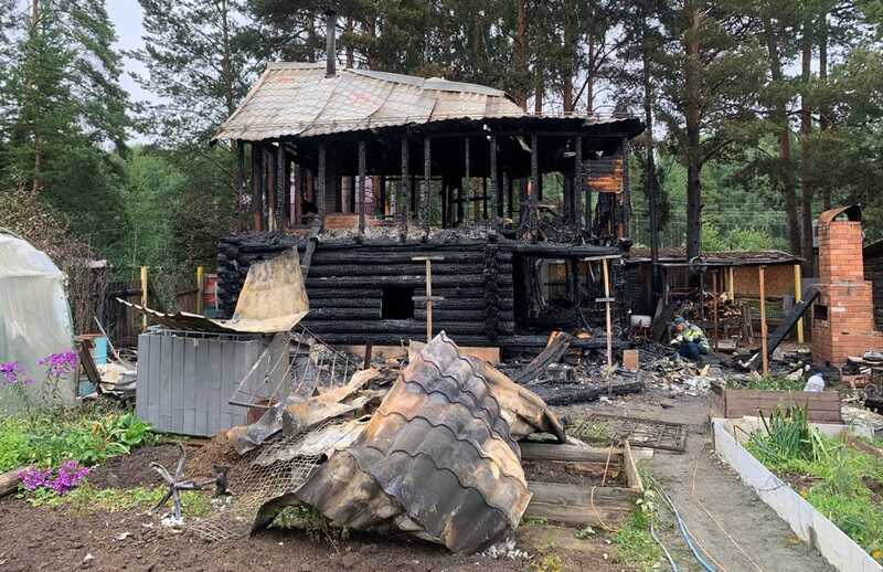 В Екатеринбурге при пожаре в дачном доме погибли трое детей