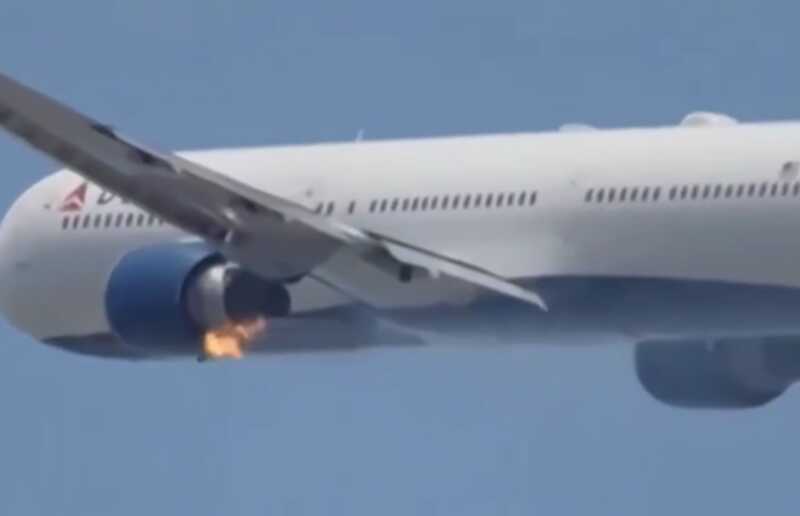 Пассажирский самолёт Boeing произвёл вынужденную посадку из-за пожара в двигателе