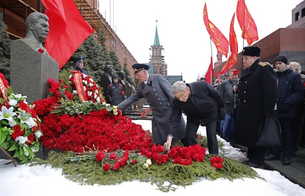 В Москве к могиле Сталина принесли тысячи кровавых цветов