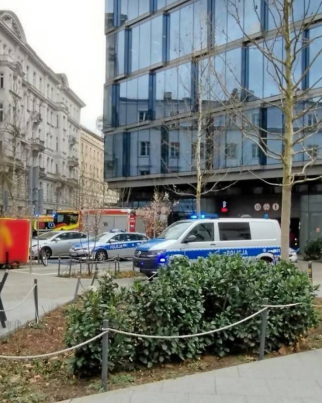 В Варшаве мужчина устроил беспорядки, выбрасывая мебель на тротуар eqiqzixeiqekkmp