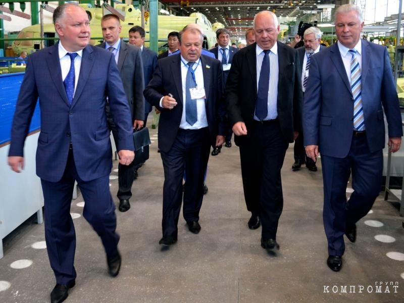 Леонид Белых проводит главе `Ростеха` Сергею Чемезову экскурсию по авиазаводу