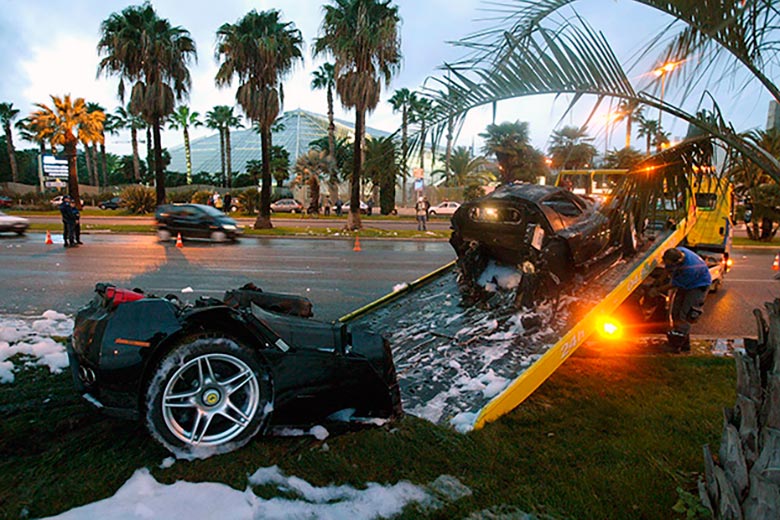 Сгоревшая после аварии Ferrari Enzo Сгоревшая после аварии Ferrari Enzo