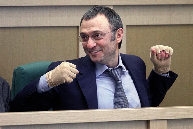 Керимов прячет следы ожогов под специальными перчатками Керимов прячет следы ожогов под специальными перчатками