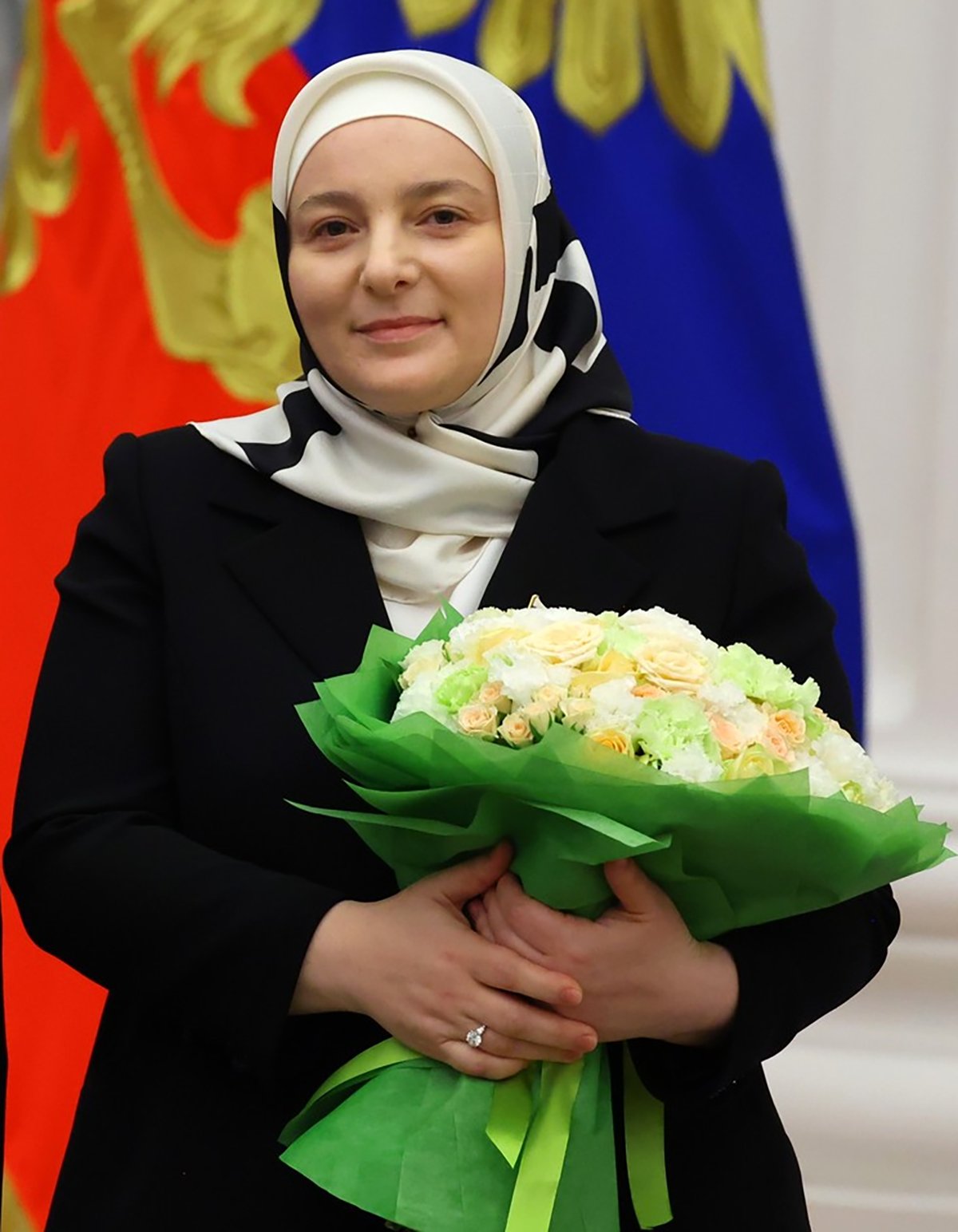 Медни Кадырова на церемонии вручения государственных наград, где ей было присвоено звание «Мать-героиня». Фото:  kremlin.ru dddiqqdidrxidqkkmp