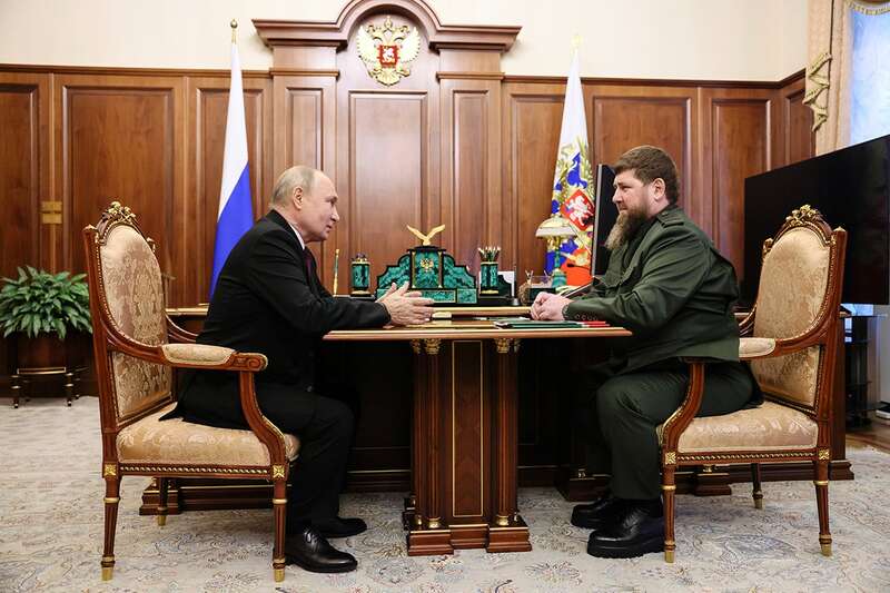 Владимир Путин беседует с Рамзаном Кадыровым во время встречи в Кремле, Москва, Россия, 28 сентября 2023 года. Фото: Михаил Метцель / EPA-EFE