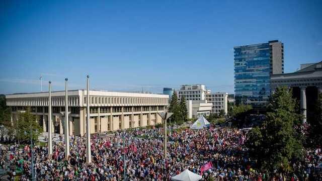 В Литве протестуют из-за ограничений для невакцинированных: требуют отставки парламента