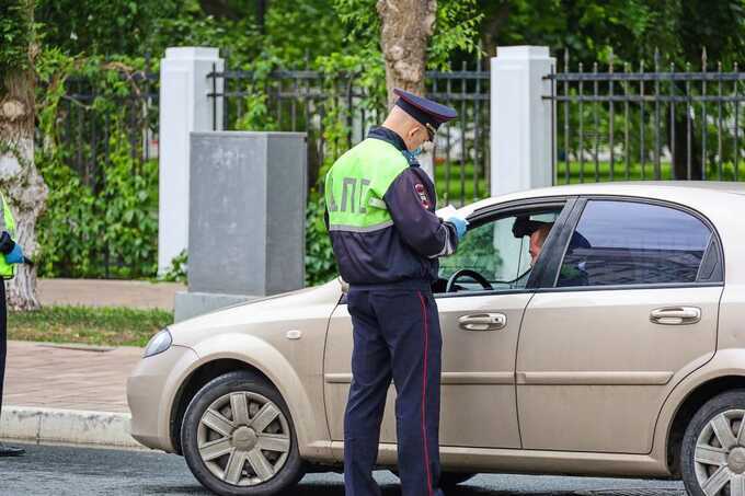 В Красноярске инспектор ДПС составлял протоколы на автолюбителей, указывая вместо машин электросамокаты