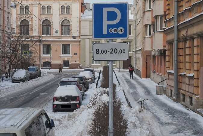 В центре Москвы на платной парковке снегом разбило машину