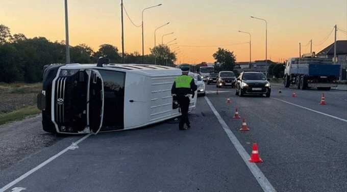 Под Анапой перевернулся автобус с 19 пассажирами